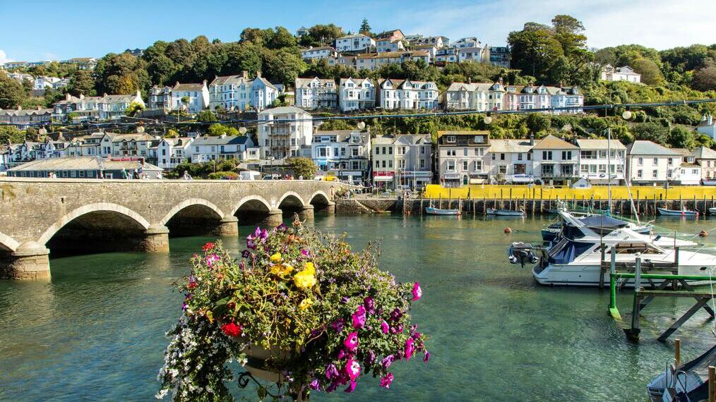 Picturesque houses sitting on the coast of Looe in Cornwall