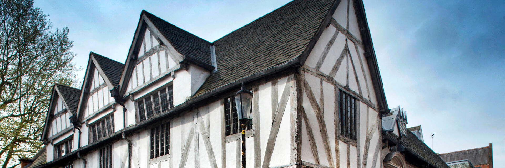 Una vista esterna della storica Guild Hall di Leicester