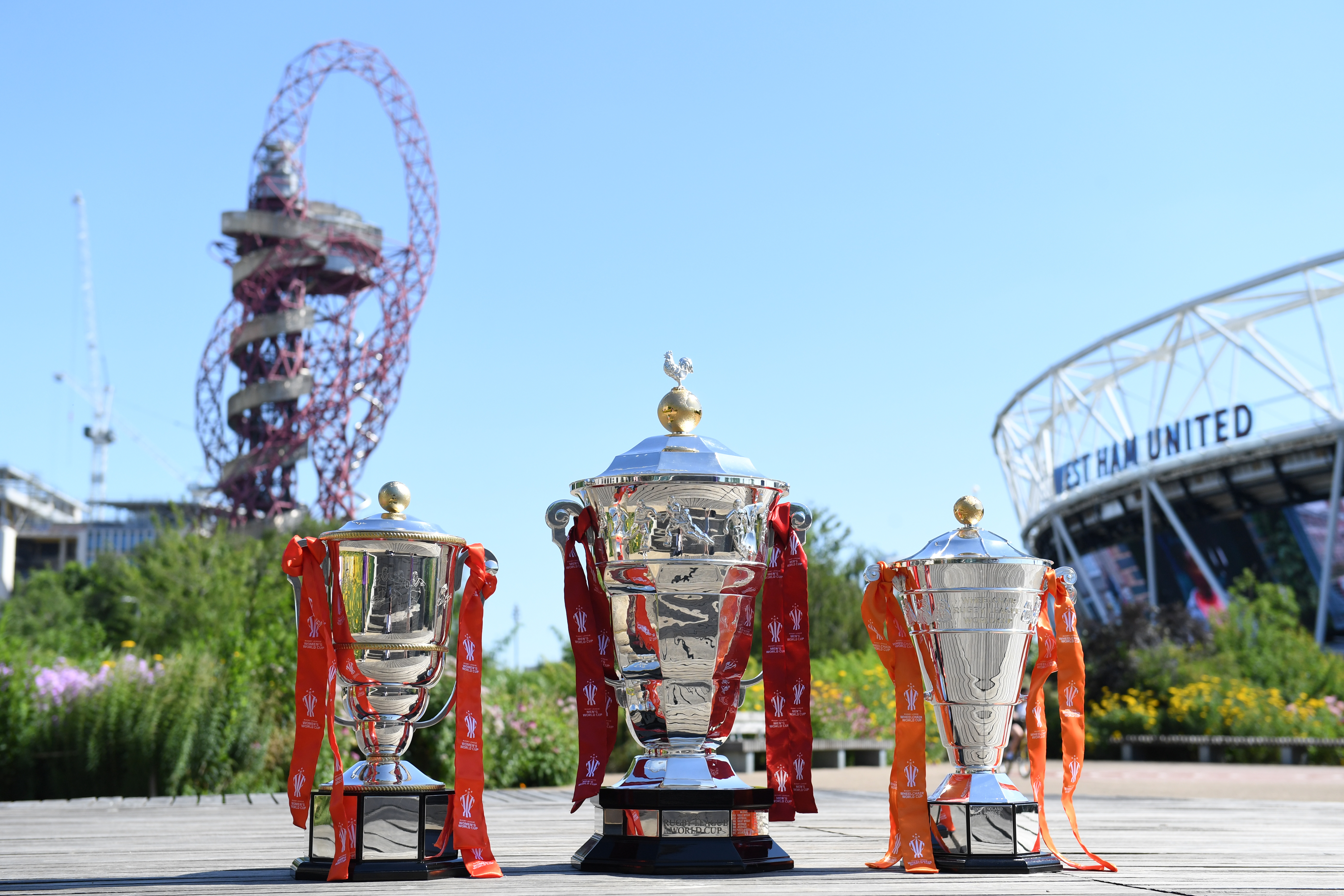 Tre trofei della Coppa del Mondo di rugby league posizionati sul terreno del Queen Elizabeth Olympic Park