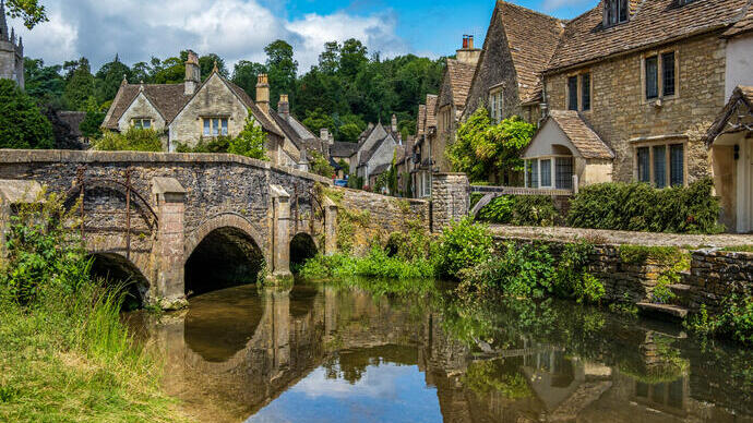 Ciel bleu et reflets dans le pittoresque village de Castle Combe, dans les Cotswolds.