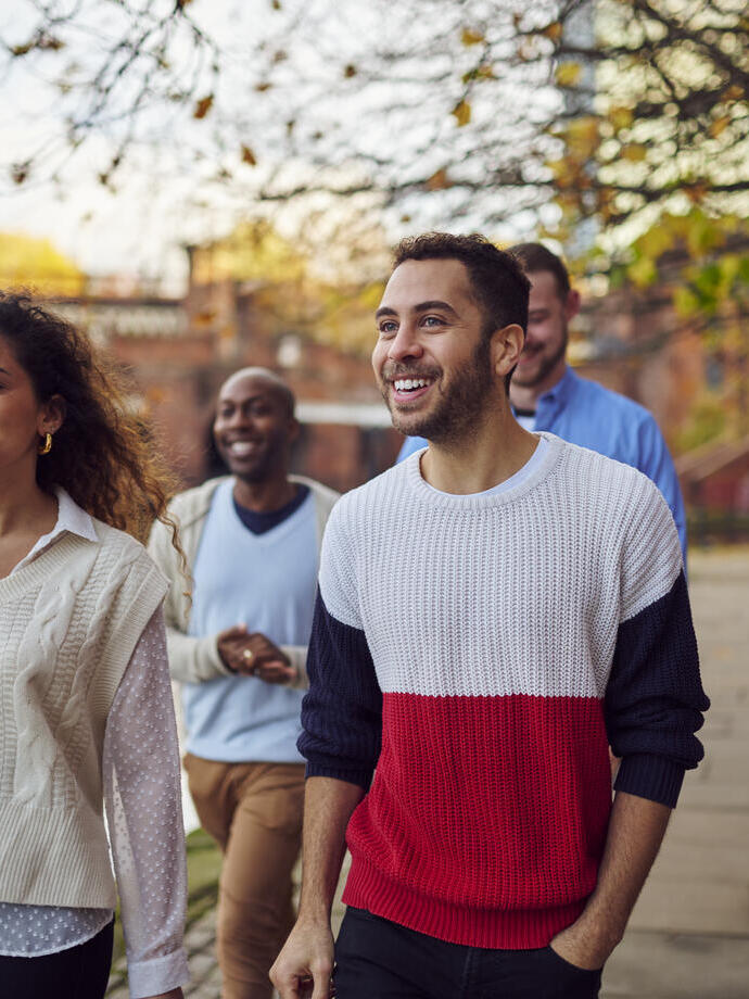 Amici che camminano lungo un canale