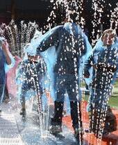 Grupos de niños corriendo por una fuente en el Magna Science Adventure Centre
