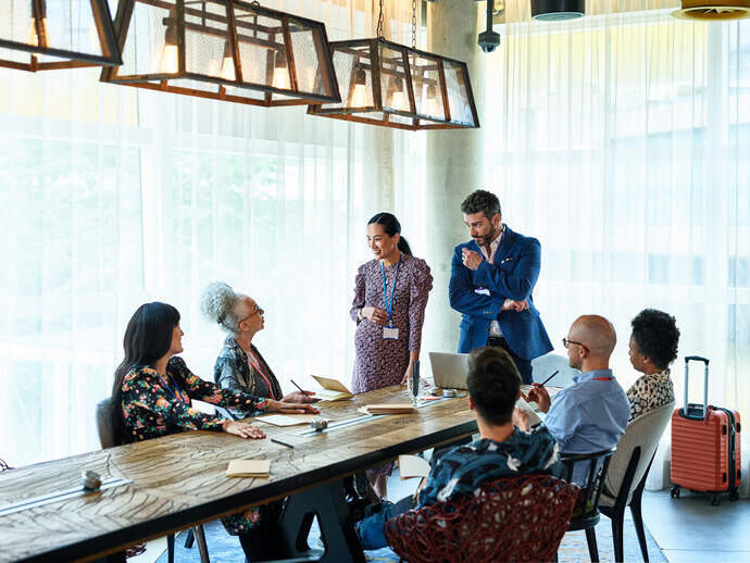 Mensen die vergaderen aan een lange tafel in een conferentiezaal