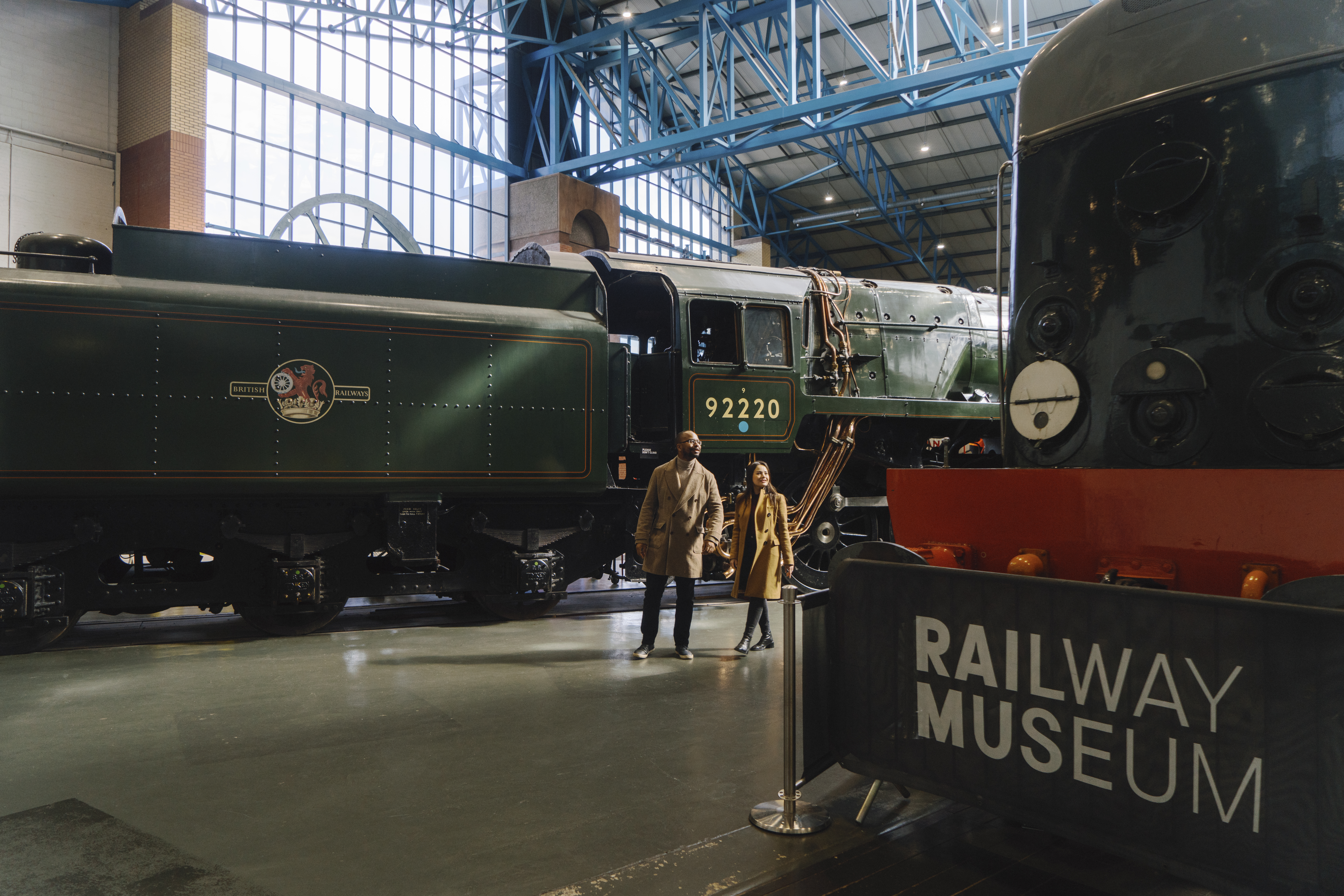 Un uomo e una donna passeggiano nel museo ferroviario nazionale di York