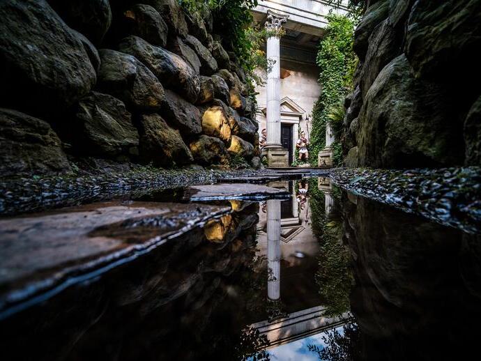 Statues de soldats romains flanquant l'entrée du labyrinthe Forbidden Corner dans le Yorkshire