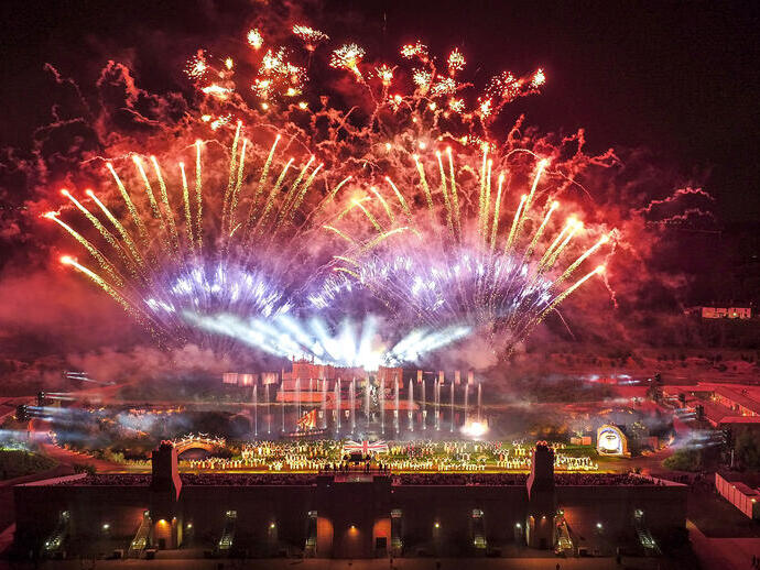 Das große Feuerwerk zum Finale von Kynren, einer historischen Live-Freilichtshow für die ganze Familie, die 2000 Jahre britischer Geschichte beleuchtet