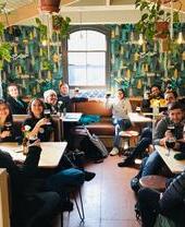 Un gruppo di persone che beve vino durante un tour gastronomico a Brighton