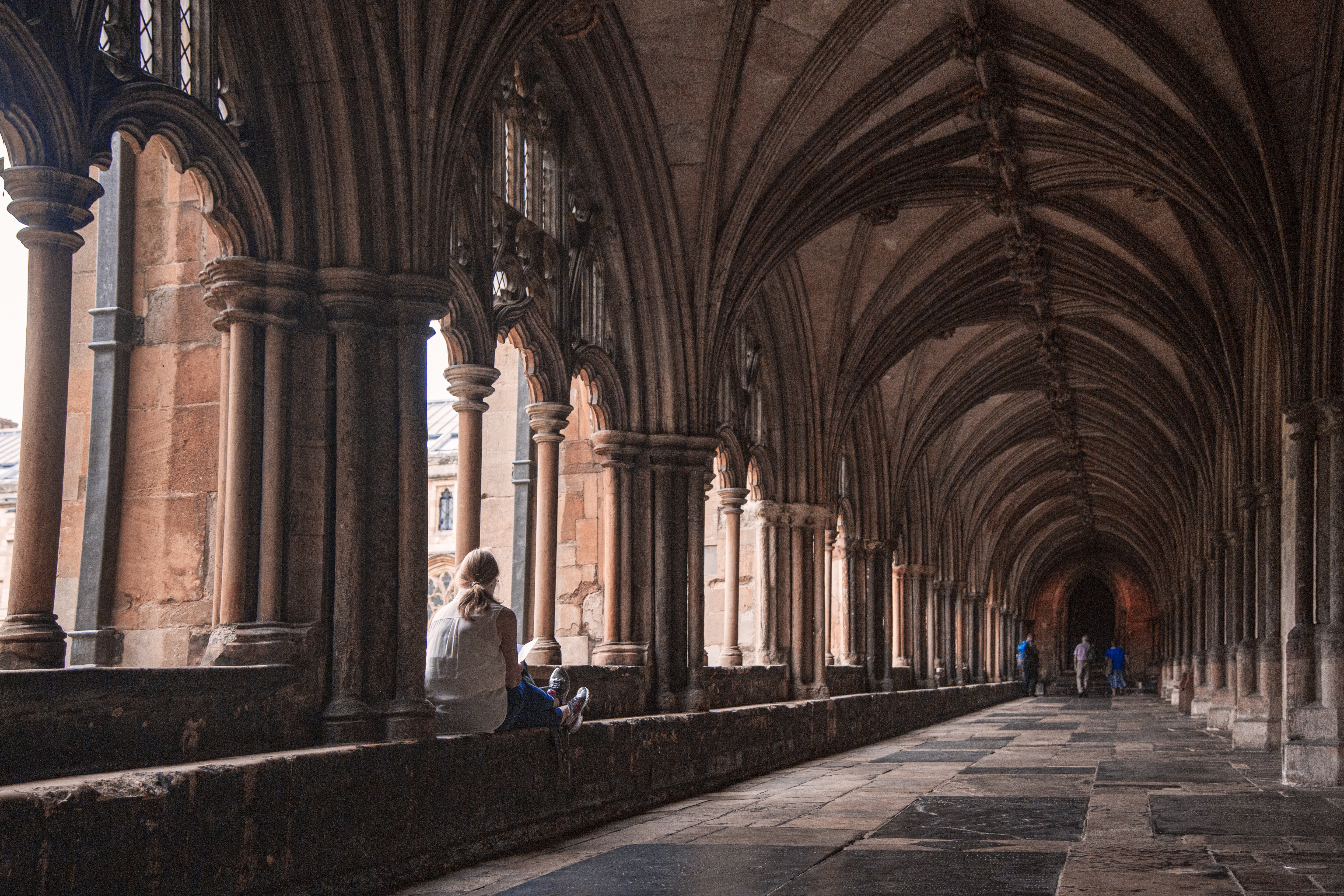 Des personnes explorant l'extérieur de la cathédrale de Norwich