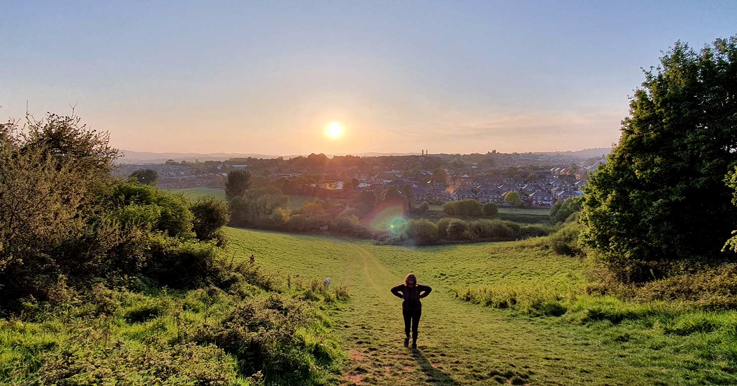 Una mujer mirando al otro lado de un parque