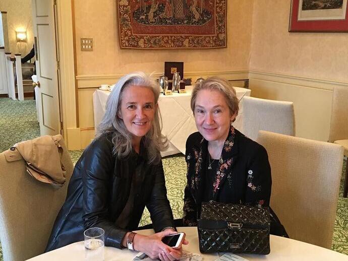 امرأتان جالستان على طاولة في مهرجان بلينهايم بالاس الأدبي