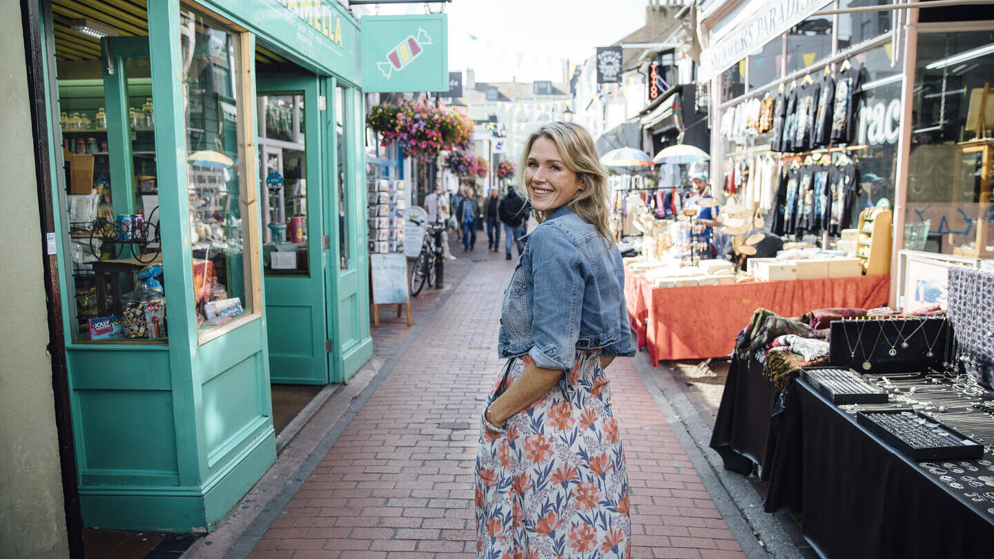 Frau, die eine Fußgängerzone entlanggeht