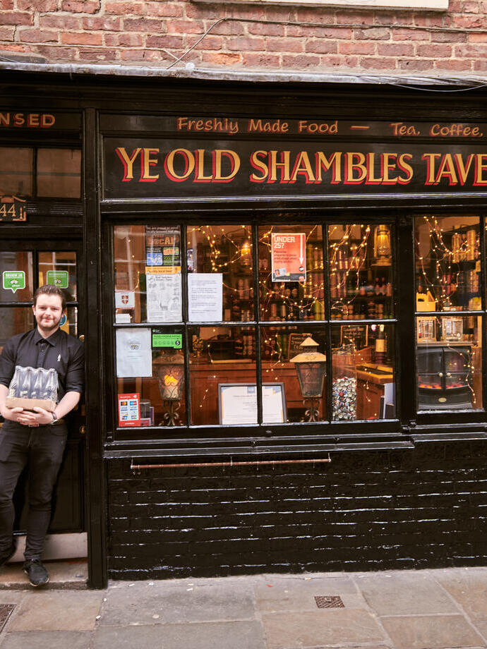 Ein Mann, der vor einem Geschäft steht