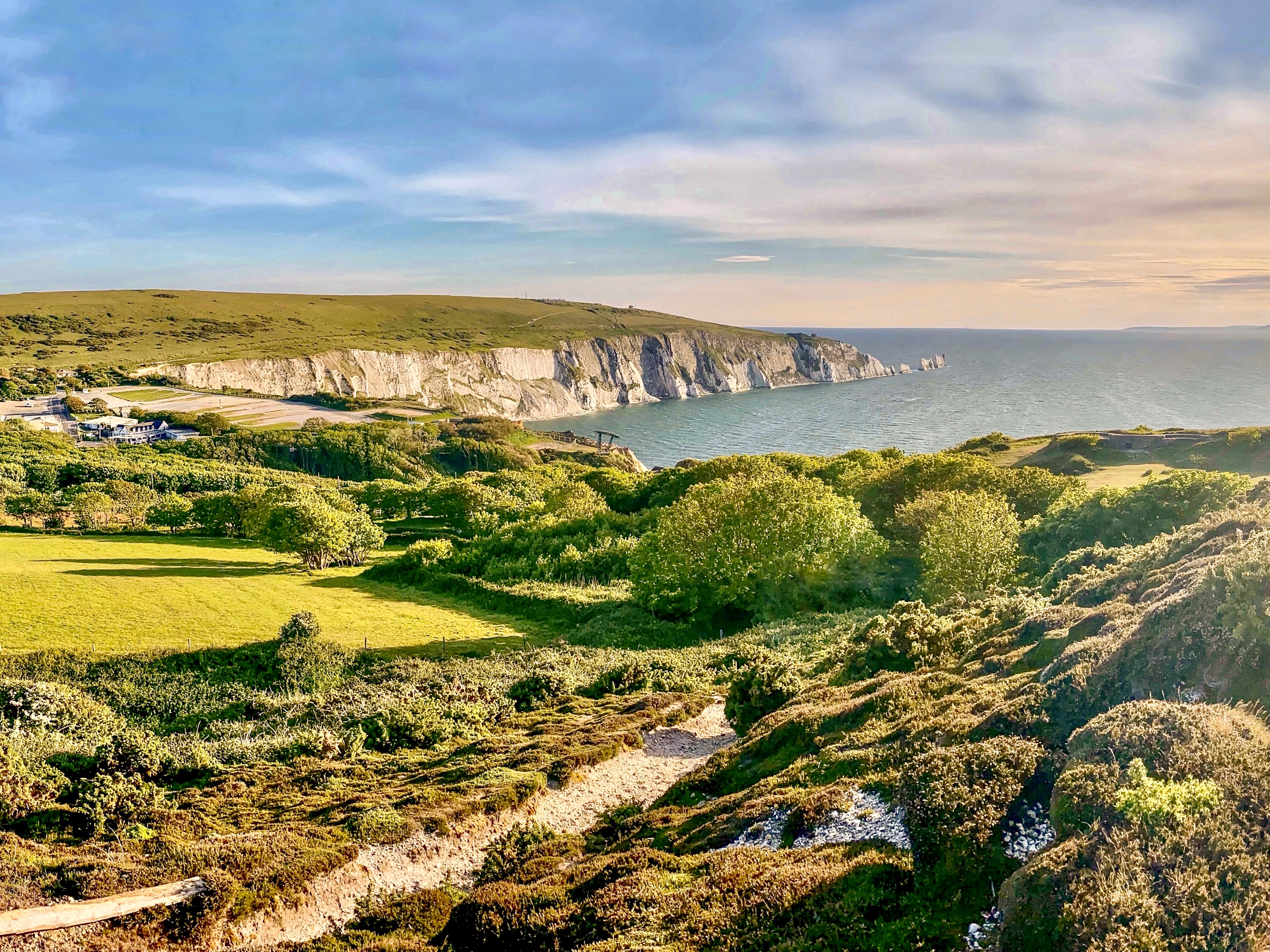 Paysage avec falaises de craie et océan