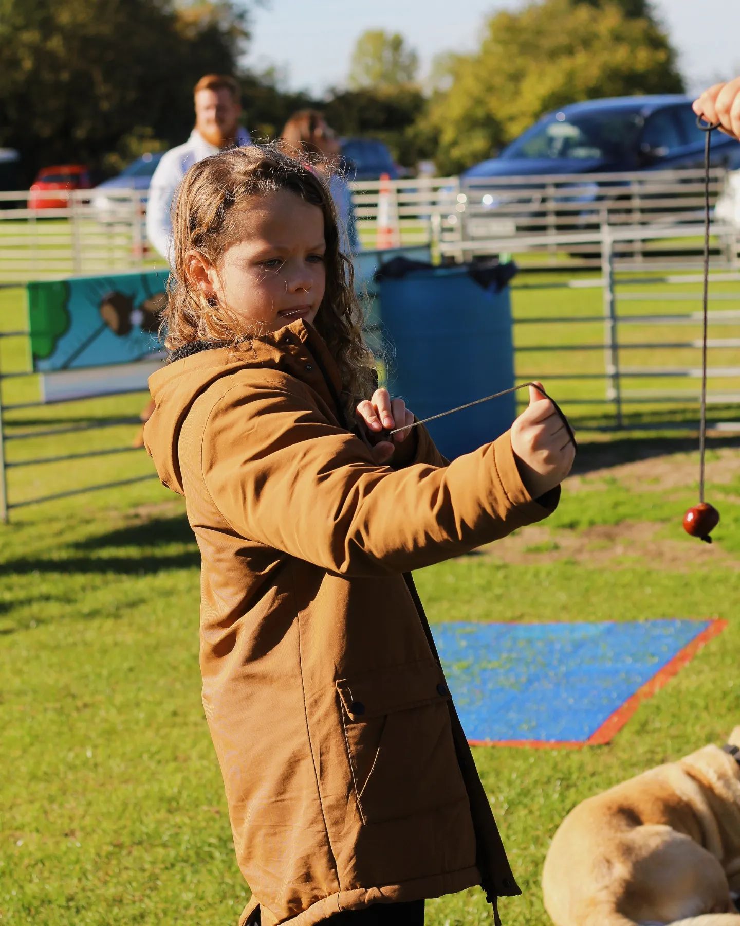 Un enfant jouant avec une marronnier au championnat mondial de marronnier dans le Northamptonshire
