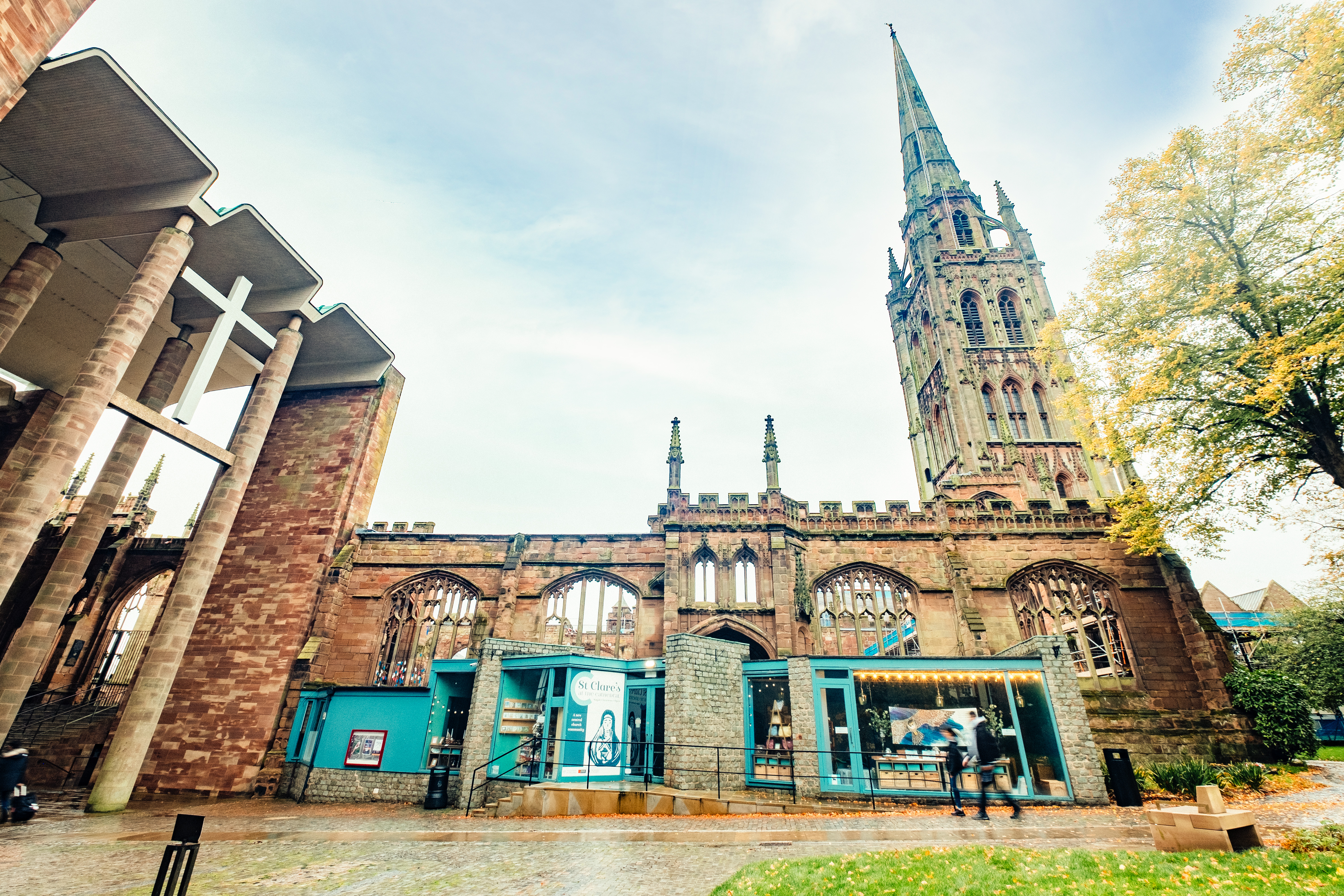 Una ripresa esterna di una cattedrale.
