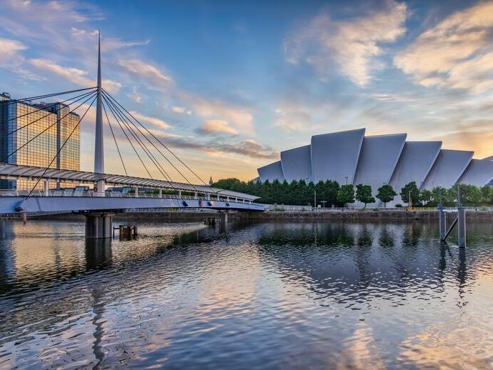 Edificio moderno vicino a un fiume e a un ponte