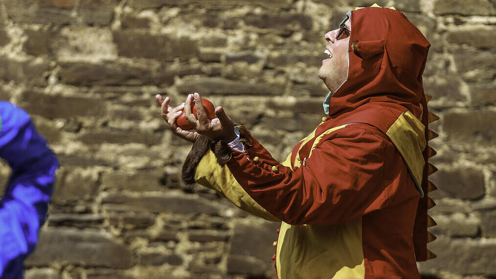 Un giocoliere in costume che gioca con le palline al Castello di Conwy