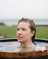 Femme dans un tonneau d'eau à Halen Môn - Anglesey Sea Salt Company