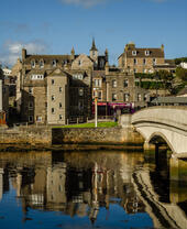 Edifici e case storiche lungo il fiume Wick