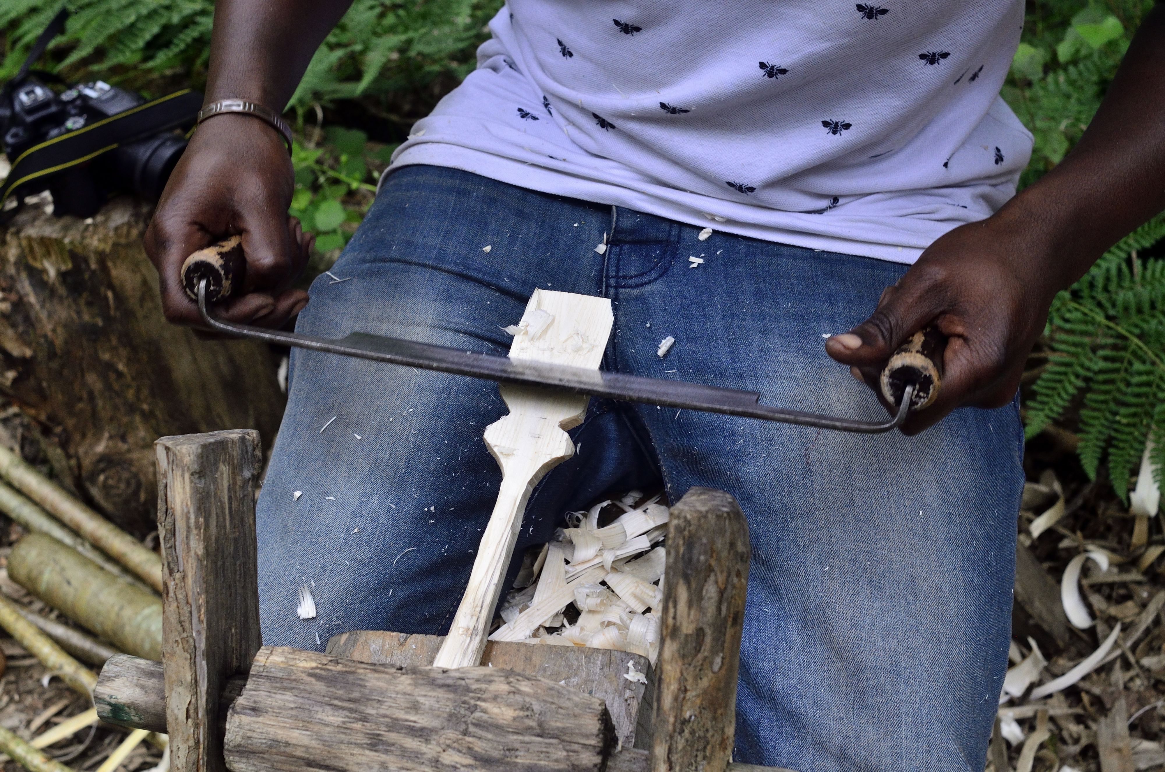 Eine Person, die ein Objekt aus Holz schnitzt