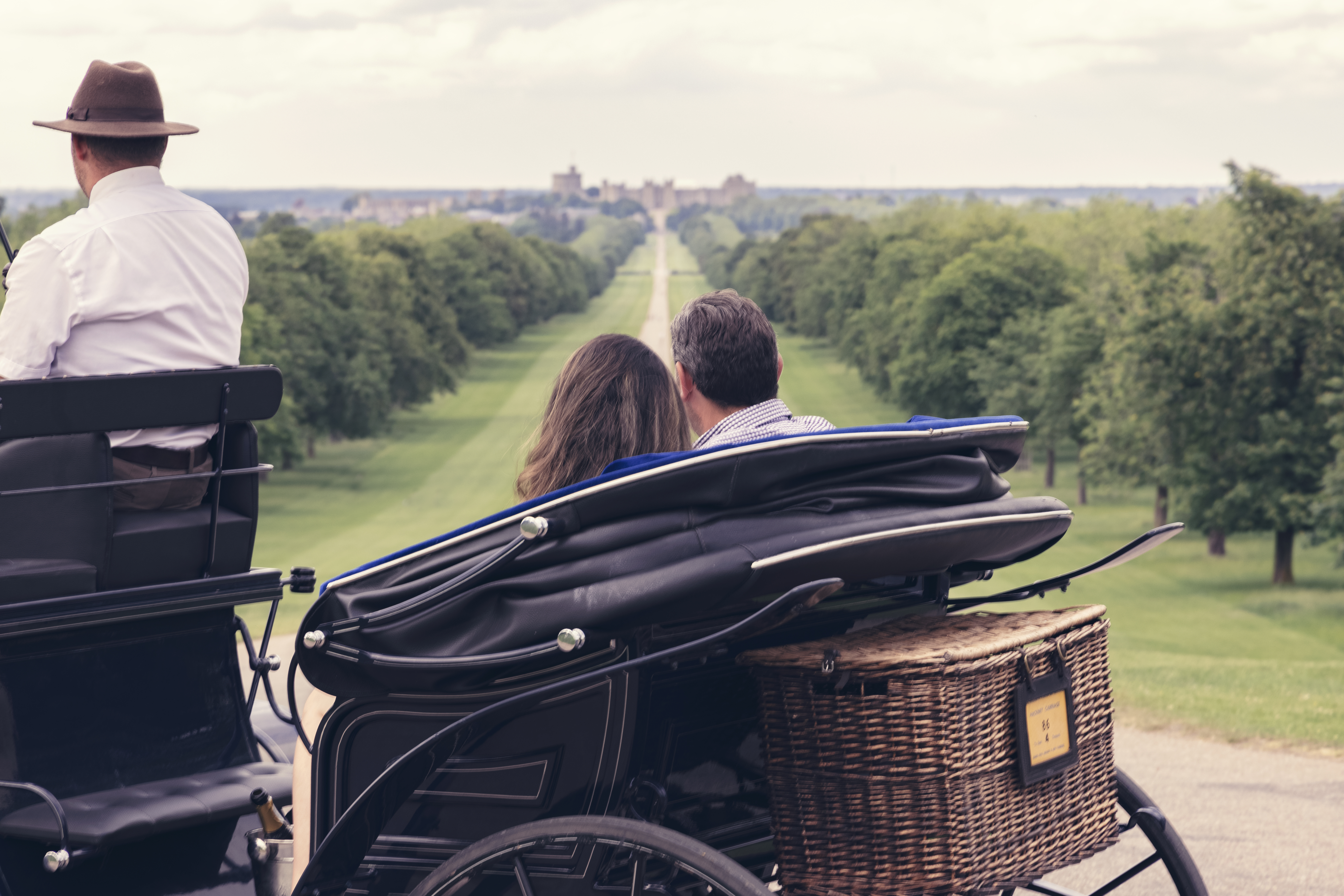 Una coppia su una carrozza che guarda lungo il Long Walk a Windsor