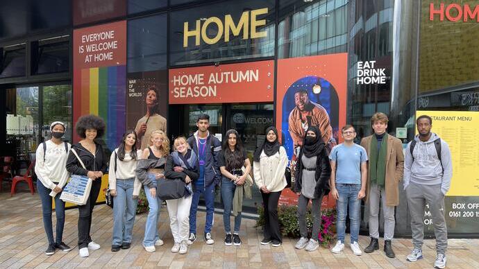 Eine Gruppe von Menschen auf einer Musik-Tour durch Manchester