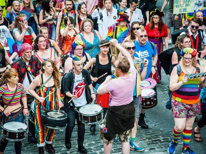 Multitud en el Orgullo de Edimburgo