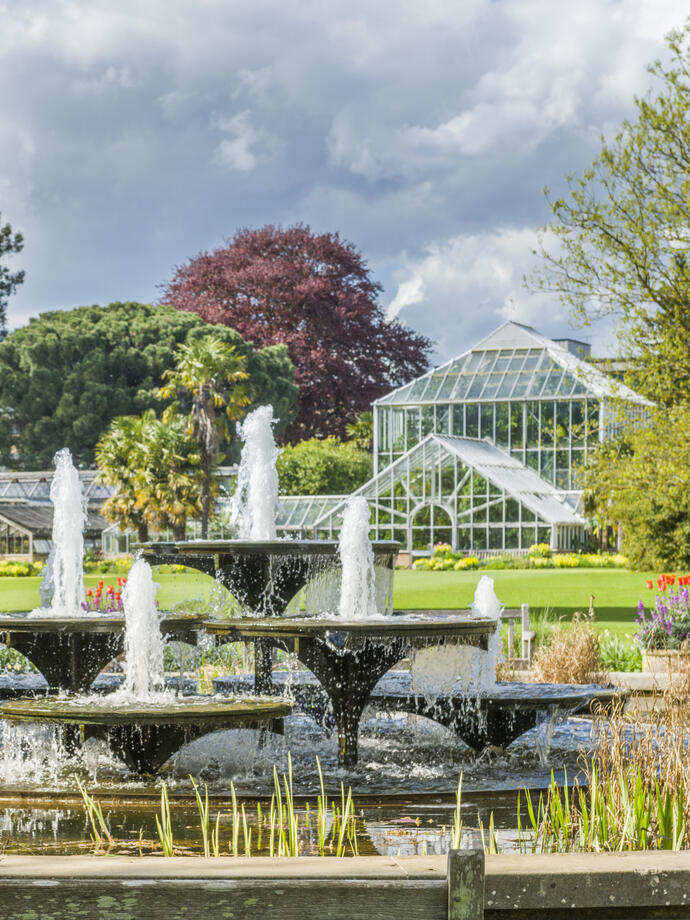 portrait_Cambridge University Botanic Garden Garden view. Fountains and visitors._19A0199