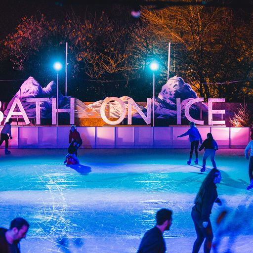 Eisläufer gleiten am Abend bei Bath on Ice über das Eis