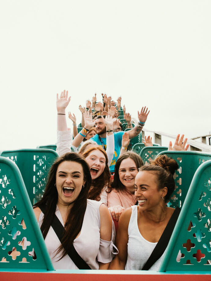 Persone sulle montagne russe al Dreamland Margate