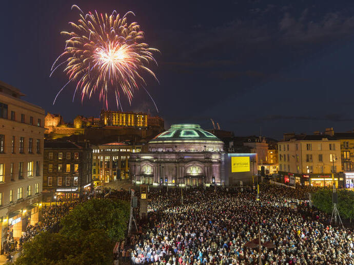 ألعاب نارية من رويال إدنبرة ميليتاري تاتو قبل وقت قصير من Five Telegrams. حفل افتتاح مهرجان إدنبرة الدولي 2018 معروض على قاعة Usher Hall.