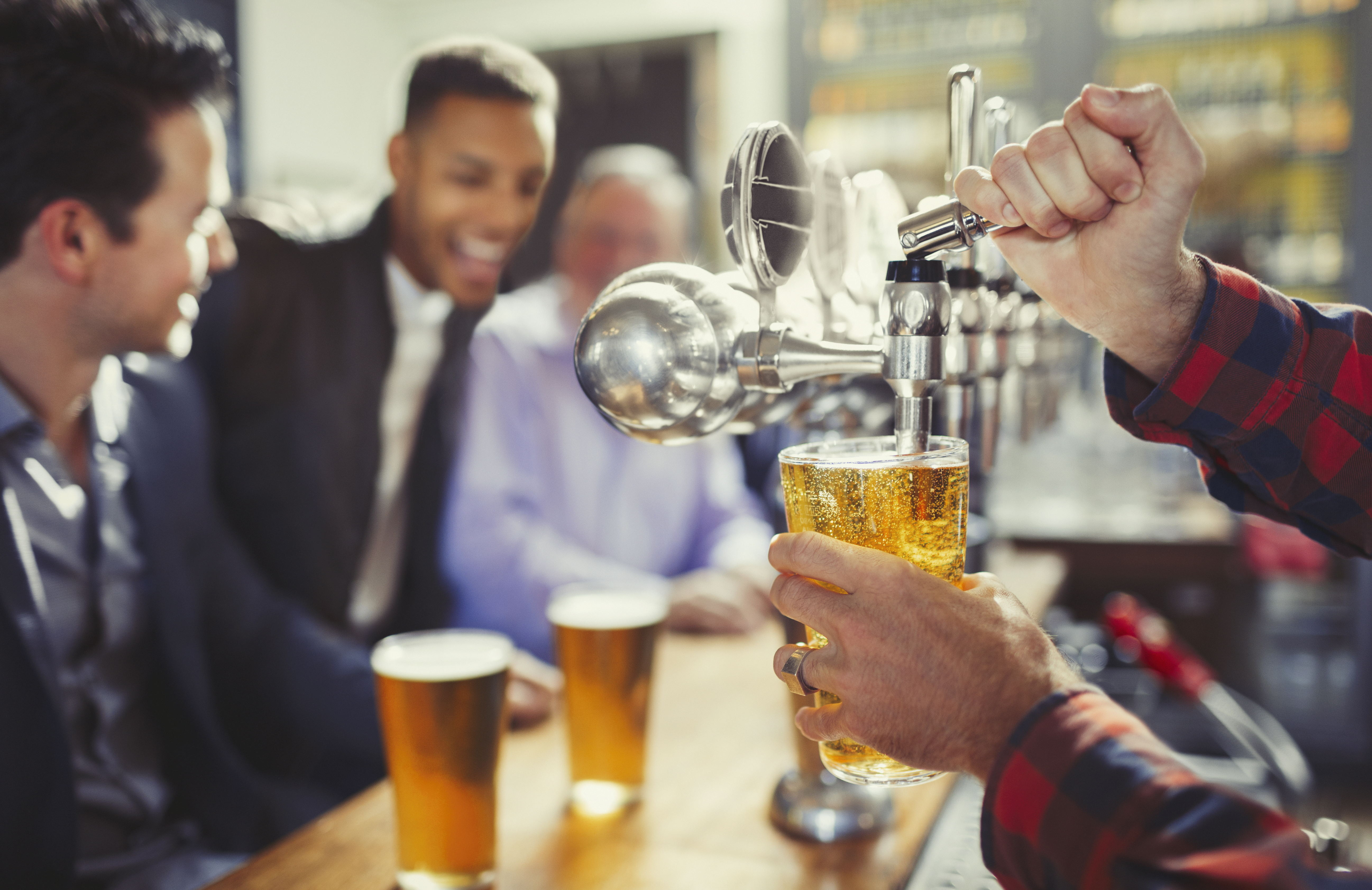 Hombres comprando cervezas en un pub local.