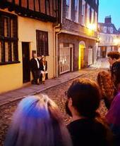 Un gruppo durante un tour fantasma a Norwich
