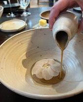 Un piatto di cibo al ristorante Sat Bains