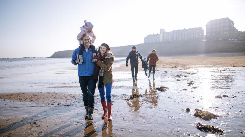 Famille se promenant sur la plage
