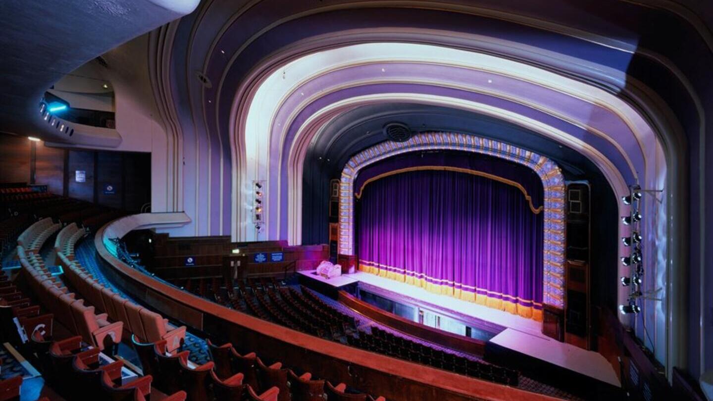 Escenario y zona de butacas en un teatro moderno.