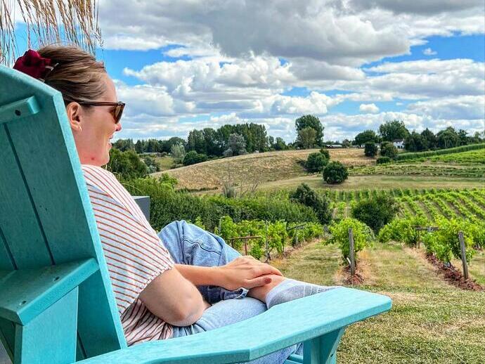 Una signora seduta al vigneto Three Choirs