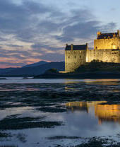Luftaufnahme einer Burg und der umliegenden Landschaft