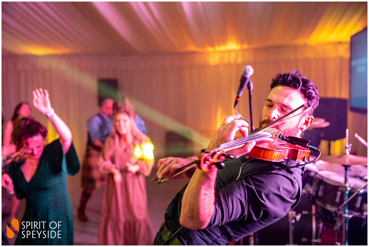Un artista sul palco con un violino allo Spirit of Speyside Whiskey Festival