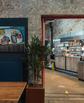 Innenansicht des Restaurants Hook and Line in Plymouth