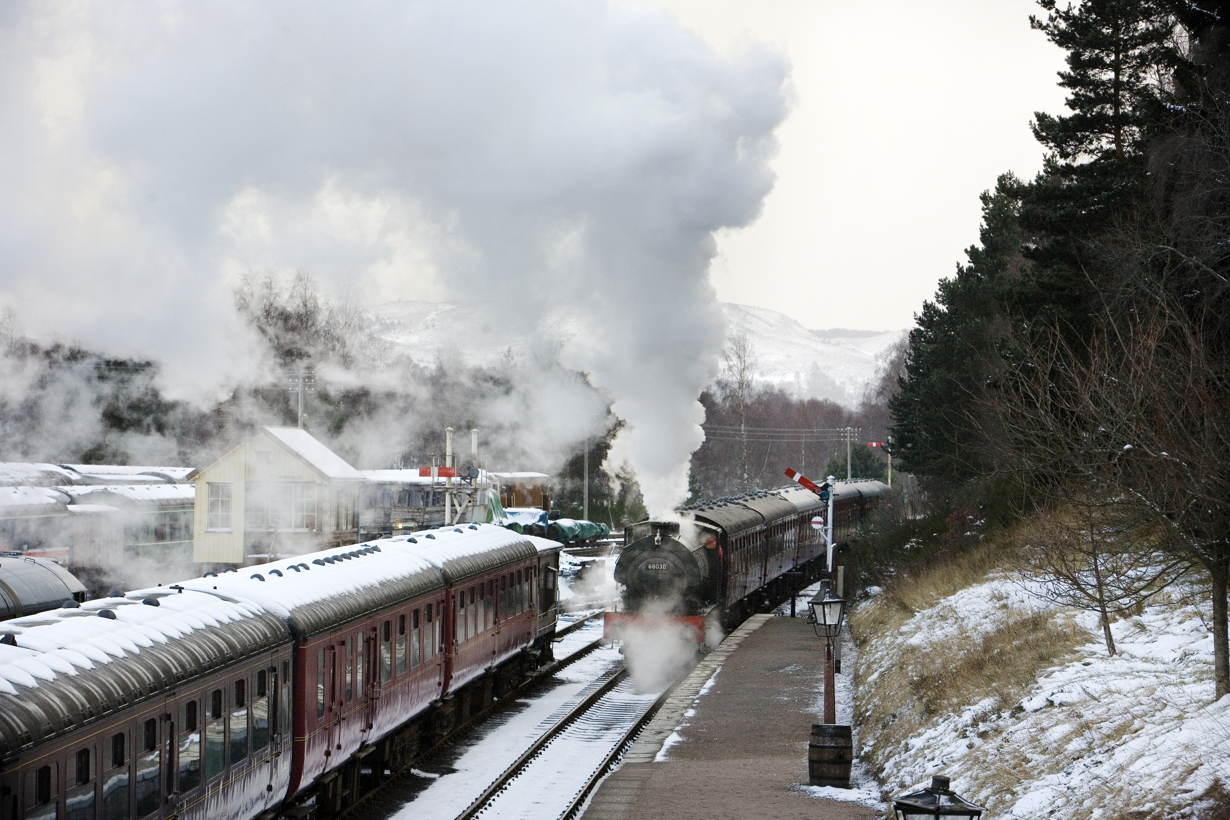 Un train à vapeur à la gare