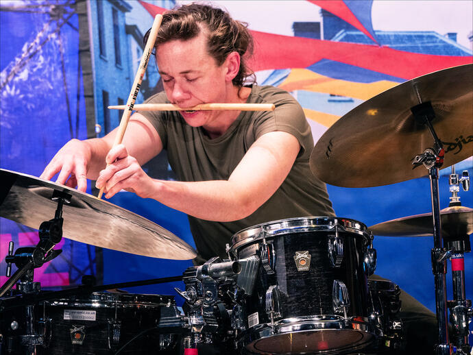 Schlagzeugerin Liz Exell beim Brecon Jazz Festival