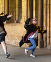 Dos niños disfrazados de personajes de Harry Potter en la catedral de Durham
