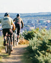 Personnes faisant du vélo sur les pistes de VTT urbaines à Parkwood Springs, Sheffield