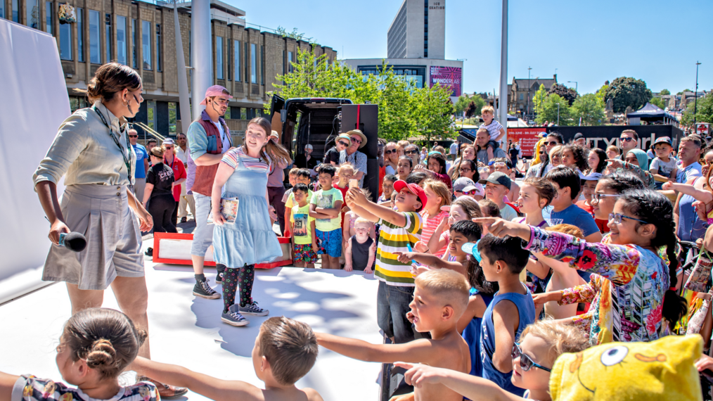 Artistas en un escenario al aire libre en el Festival de Literatura de Bradford