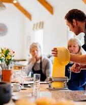 Lehrer bei einer Unterrichtsstunde in der Philleigh Way Cornish Cookery School