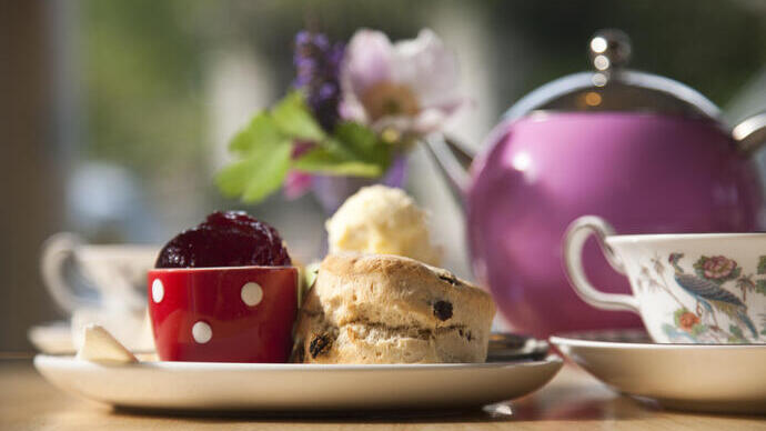 Scone, Marmelade und Sahne auf einem Tisch