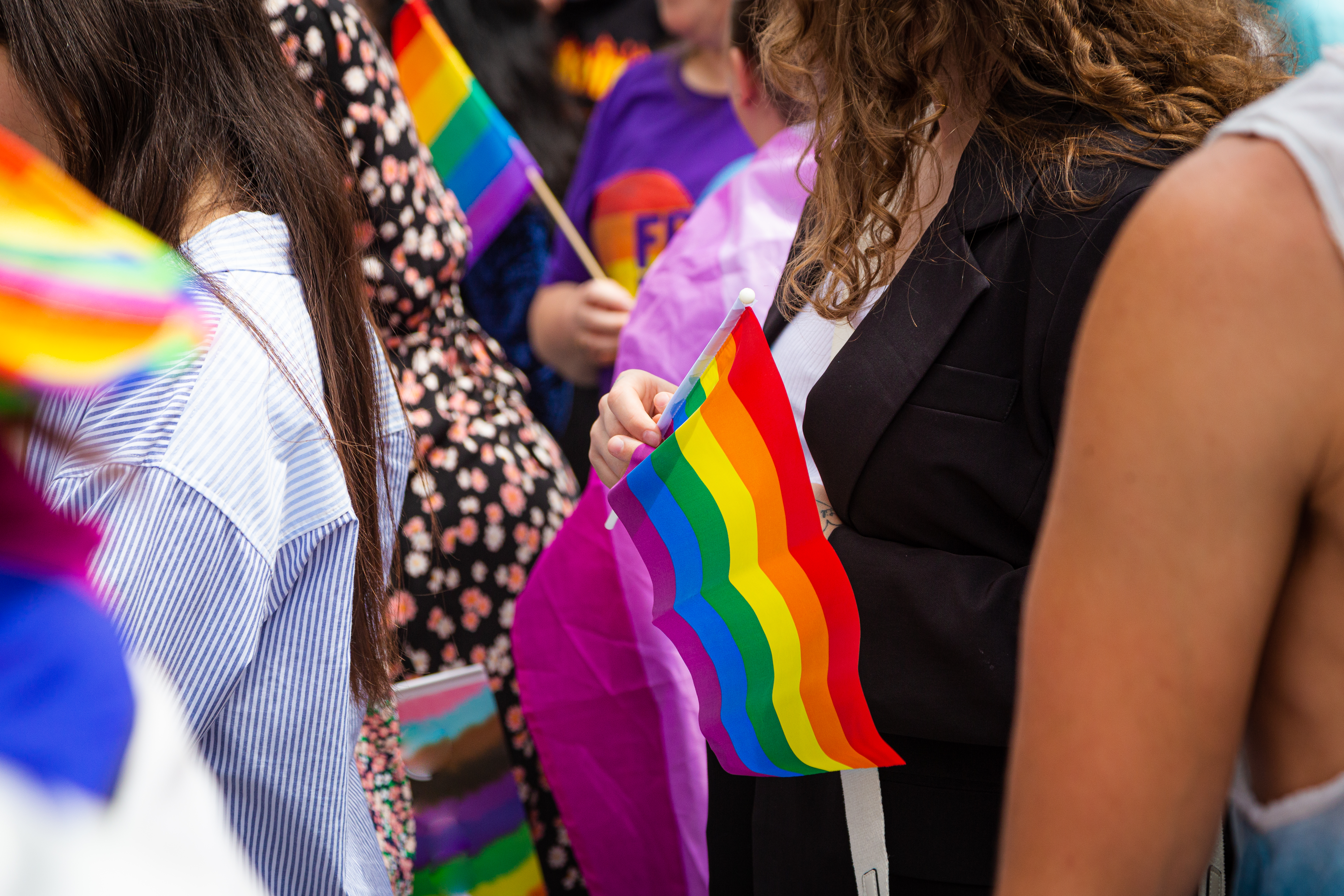 Multitud de personas con banderas arcoíris en un desfile del Orgullo en Londres.