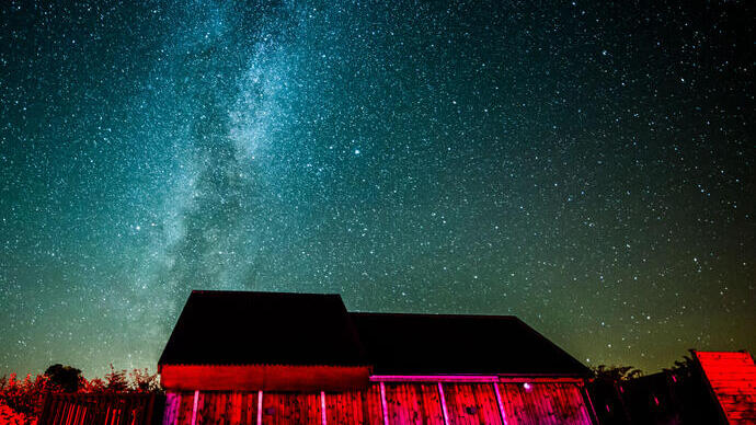 Un observatorio de cielo oscuro iluminado por la noche bajo el cielo.
