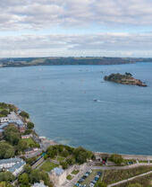 Vue aérienne du parc marin national de Plymouth Sound